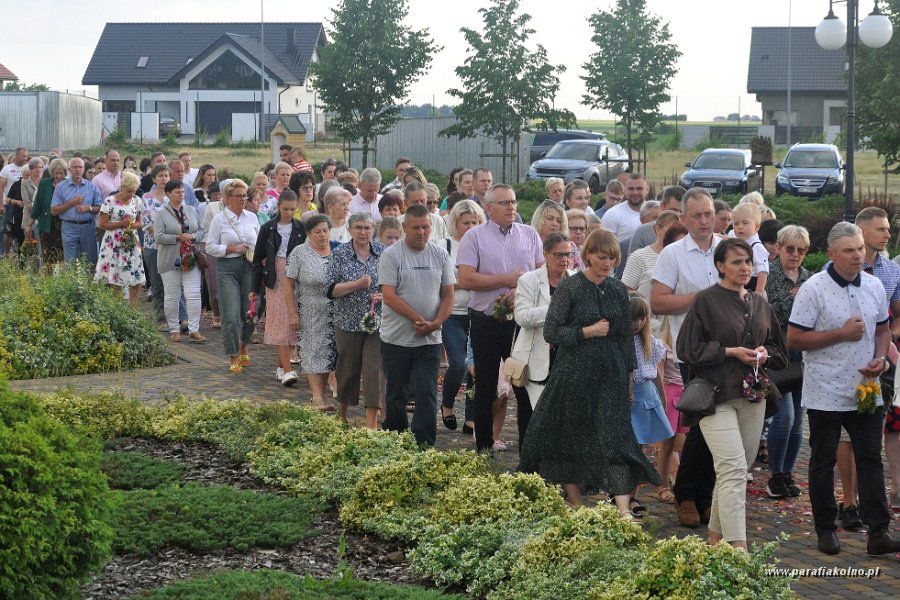 72 Procesja eucharystyczna.jpg